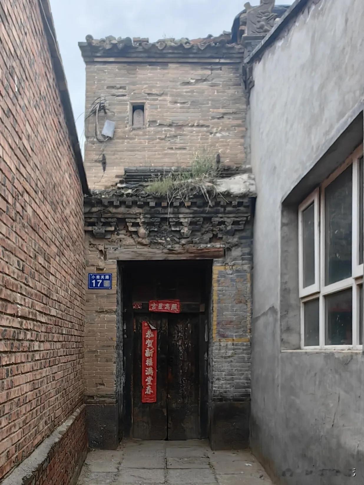 堡子里一面墙上这个洞里石牌写着是啥
        在堡子里小南关路的一个巷子里
