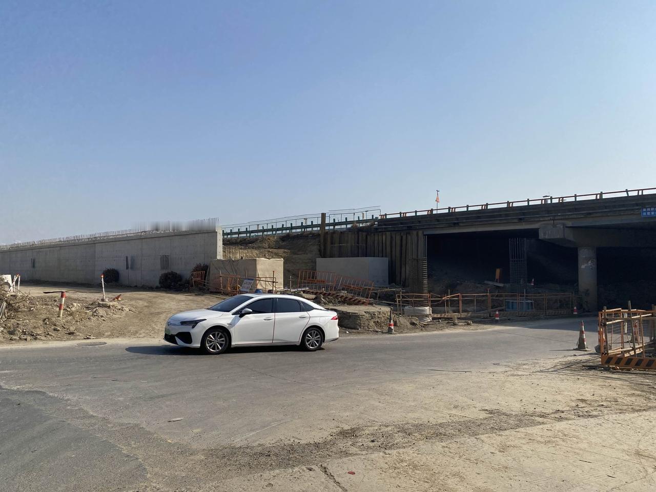 沪武高速江苏段1月10日将开通南半幅！
   
现场实拍北侧半幅施工正在迅速推进