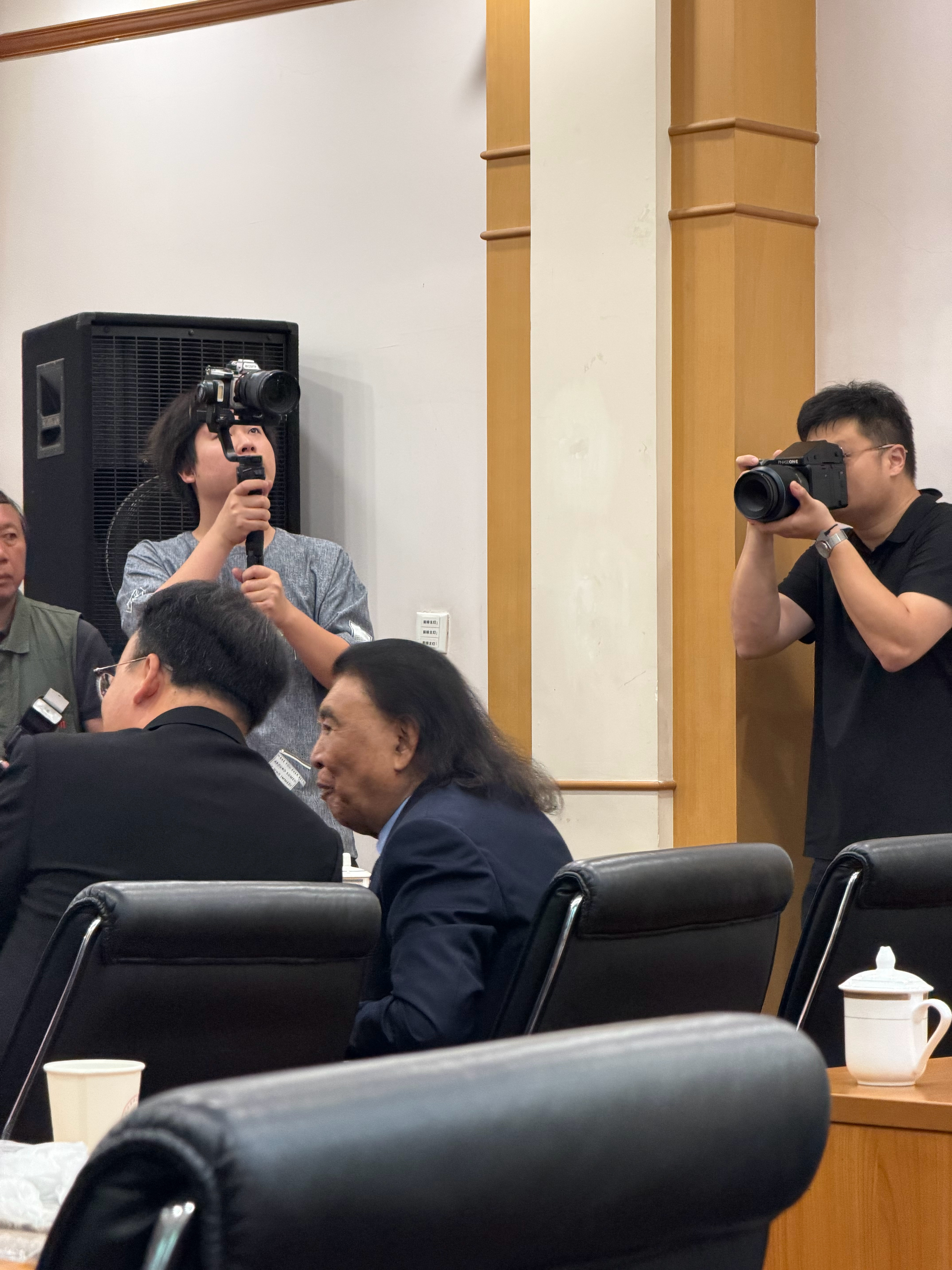 右边大哥掏出一个50万的相机，用来拍活动……拍活动 苏州
