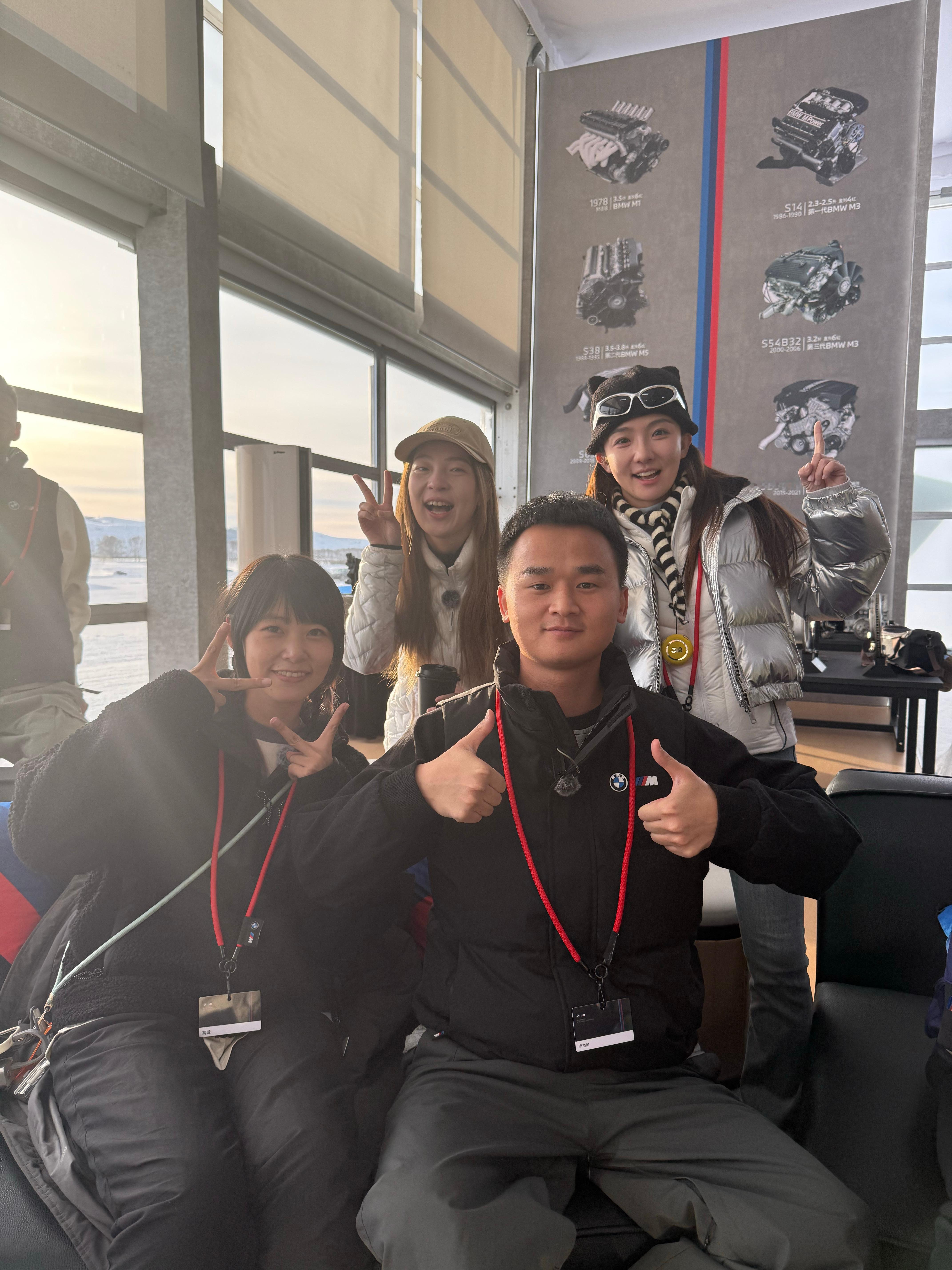 下午和这三位美女车手直播比赛漂移，大家有空去宝马官方直播间给我加油。[加油]  
