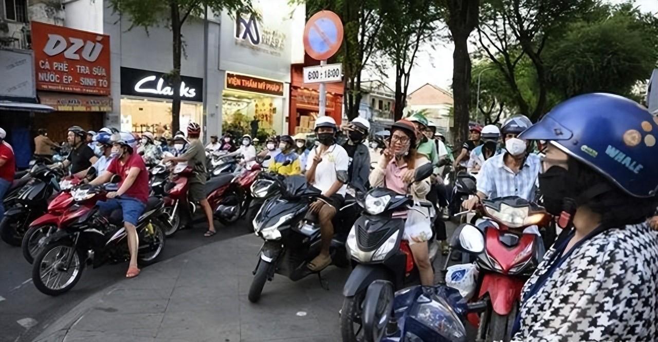 中东航运要道堵船，全球能源供应链骤然紧张，东南亚多国直接陷入油荒，油价飙升、供油
