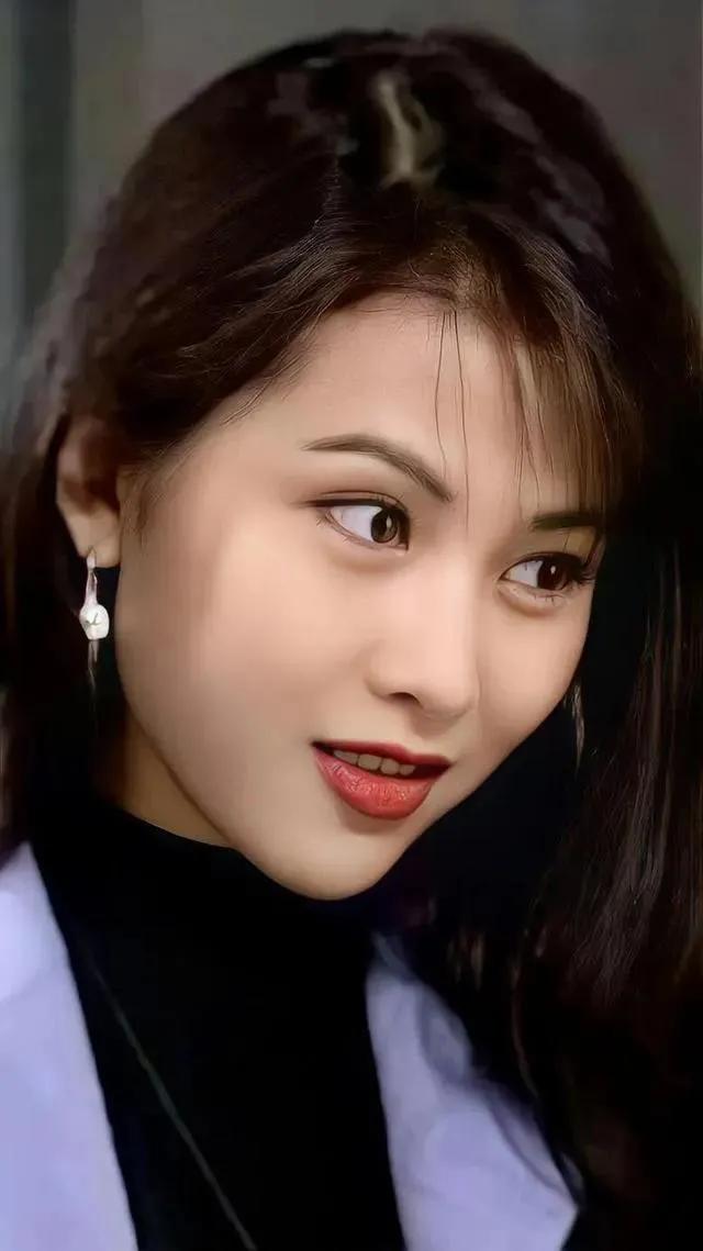 蔡少芬，香港著名女演员，以其精湛的演技和迷人的外貌而闻名于世。她参演了大量的影视