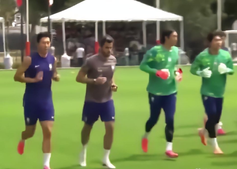 【贴脸嘲讽自家国脚，录音放送全网】韩国队世界杯训练期间，一段记者之间私下交谈的录