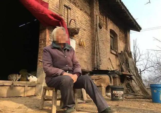 你敢相信吗！南方山村一位独居寡居的七旬老太，总爱在深夜扒村民窗户张望。

魏伯起
