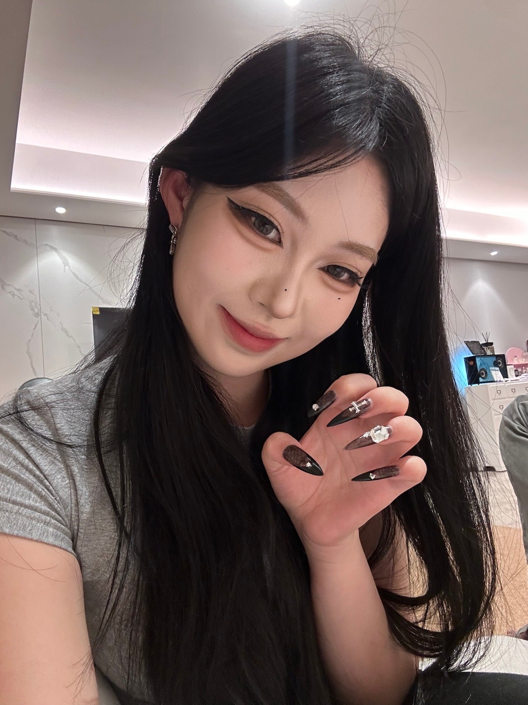 小小老子新美甲 牙齿肿了脸一块肿 小小休息一下嘿嘿嘿 ​​​