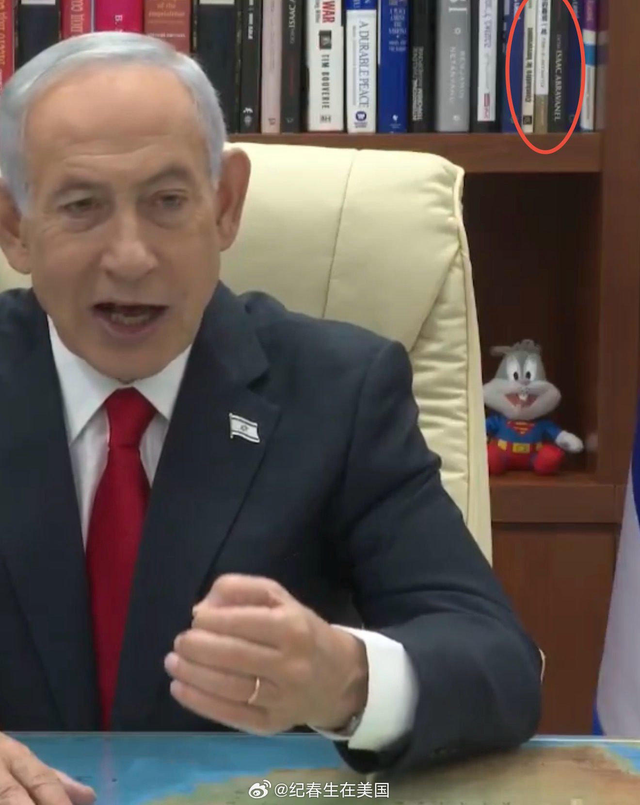 内塔尼亚胡视频后面书架上放着他弟弟伊多.内塔尼亚胡的书：<约尼的最后一战>中文版