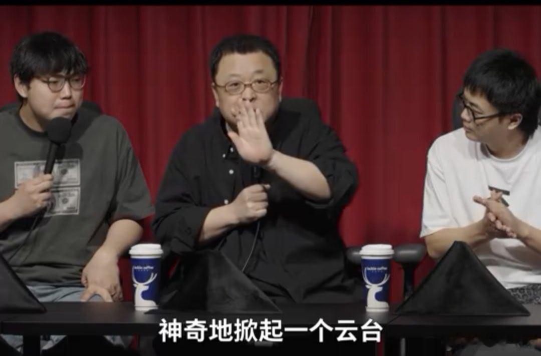 罗永浩谈荣耀机器人手机做过手机的都知道，现在要和别家手机产生差异化有多难！罗永浩