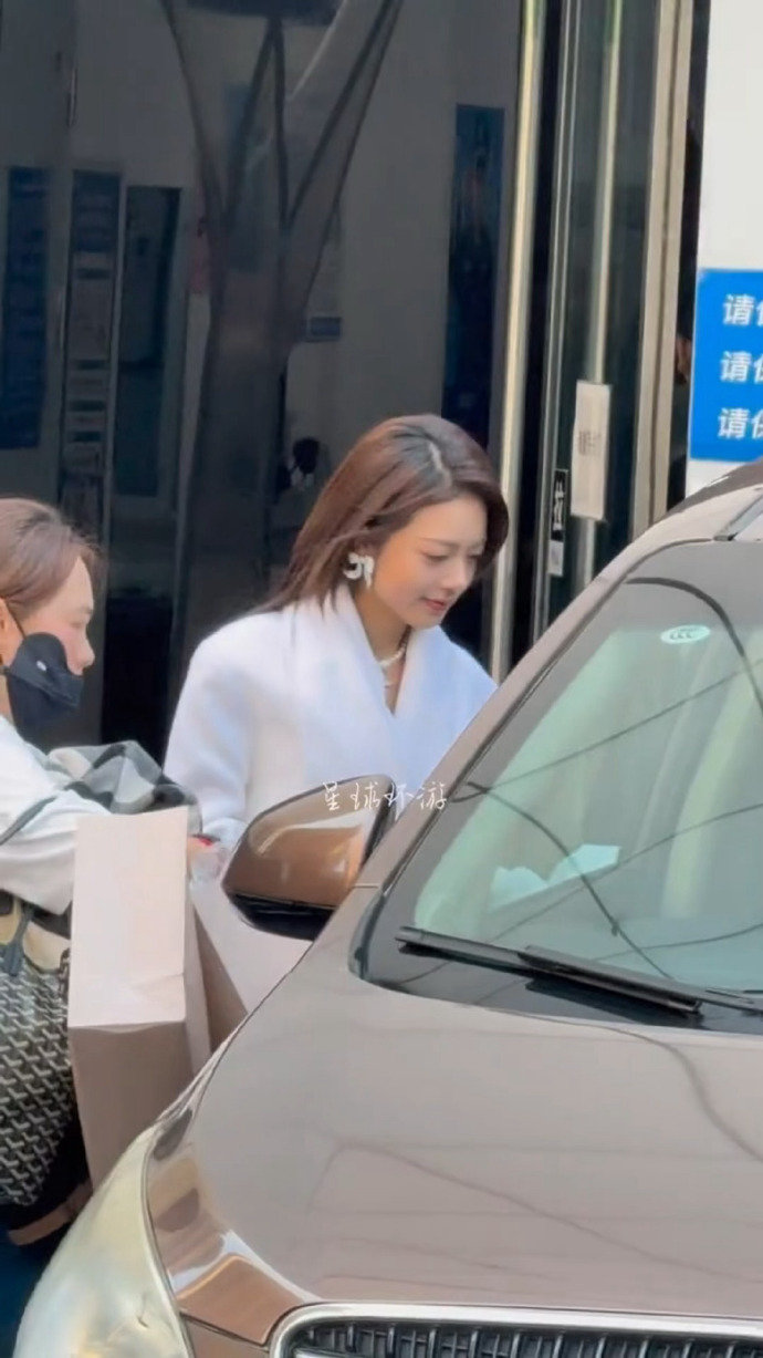 赵今麦hi6白色大衣上班路透，一身白色大衣look完全就是冬日女主啊，优雅又可爱