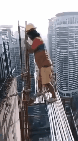 这个高度，我看着都腿软[捂脸]
 
但是他会吗？
 
几十层楼的风灌进袖管，他脚