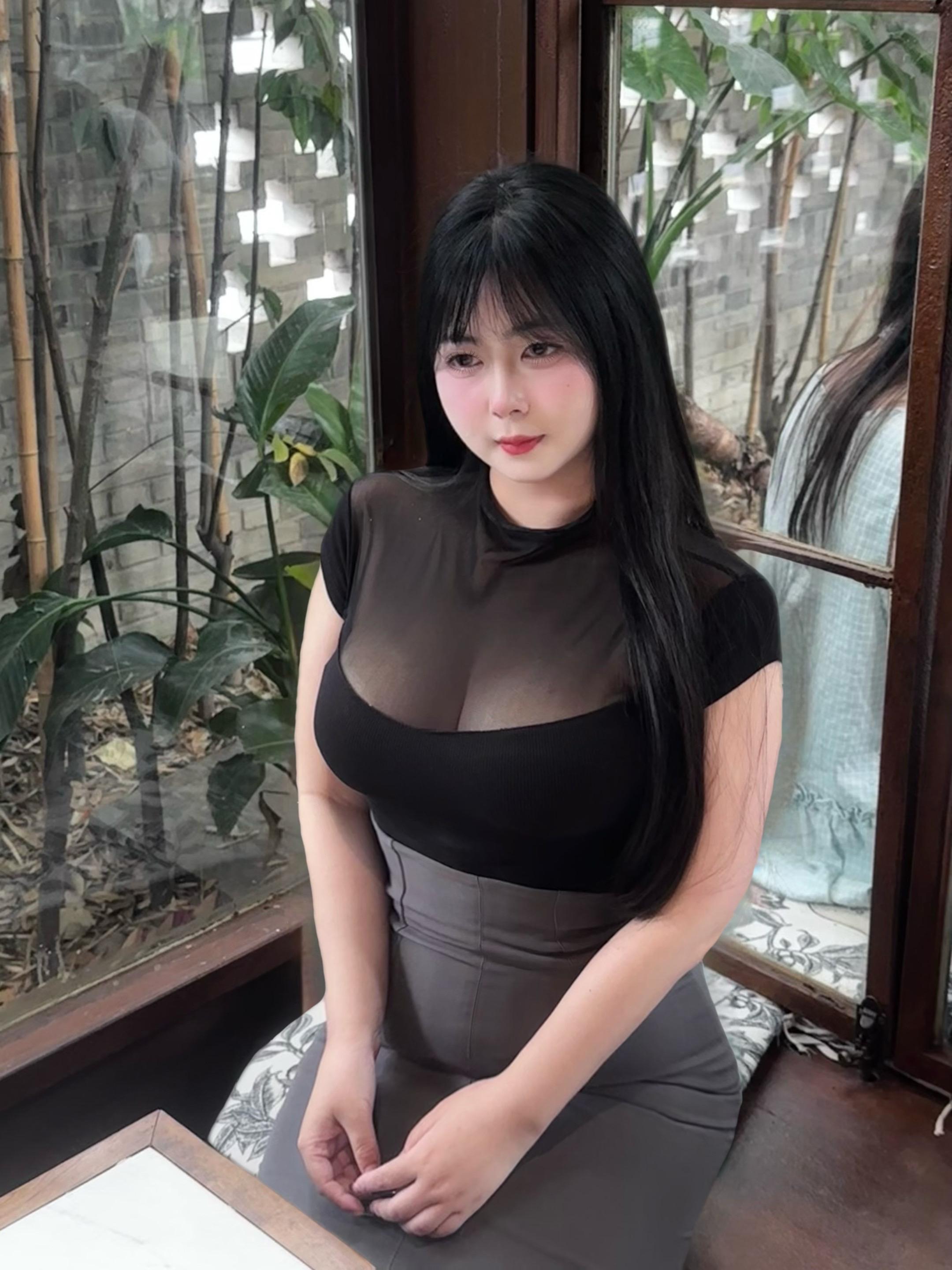 只记得她的裙子是紧身的