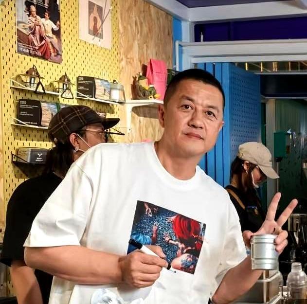 我朋友前两天去了一趟李亚鹏新开的滇池民宿，回来第一句话就把我逗乐了：这地方吧，真