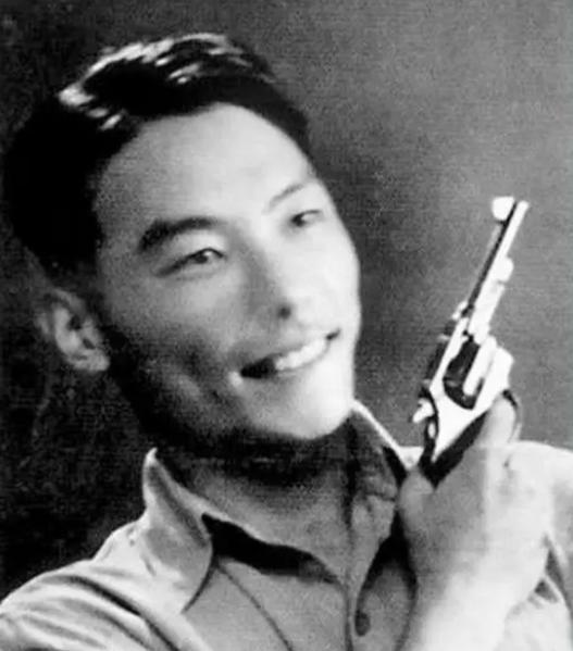 1983年，64岁的中央统战部副部长熊向晖刚办完退休手续，正收拾办公室物品，一个