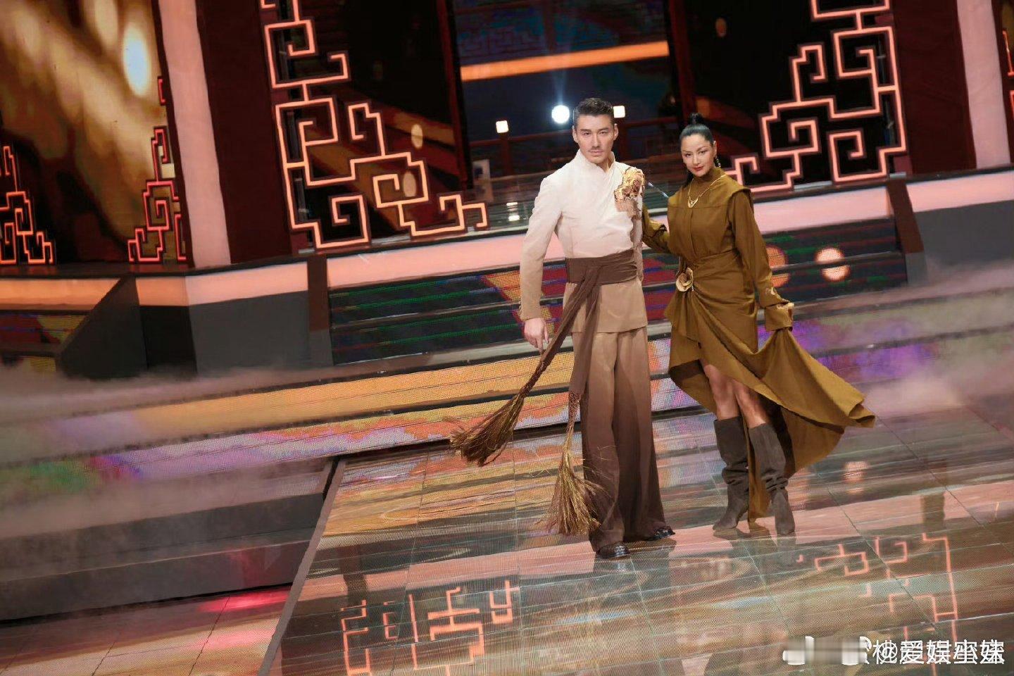 胡兵瞿颖情人节虽迟但到 迟到的糖更甜！胡兵瞿颖情人节合体，默契度超高，送花比心氛