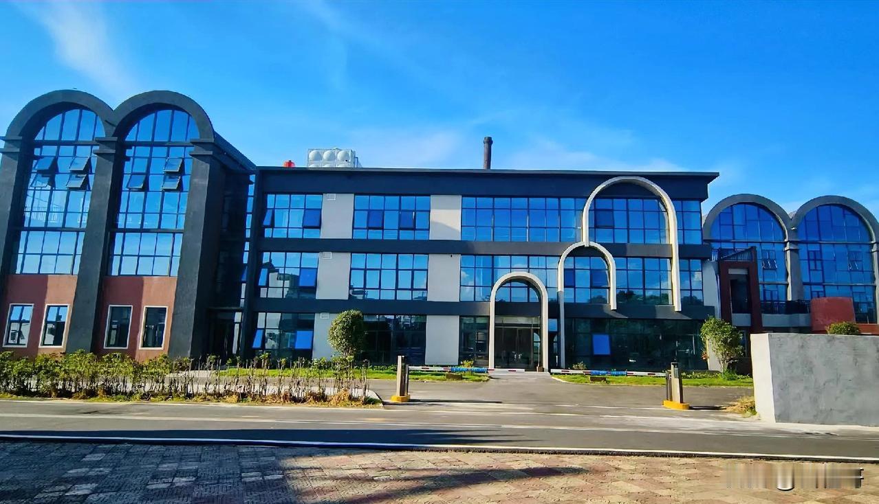 在古陶基地的寂静空间里，印入眼帘的陶艺作品，《鸮与物与人》以泥土之躯，叩问文明的