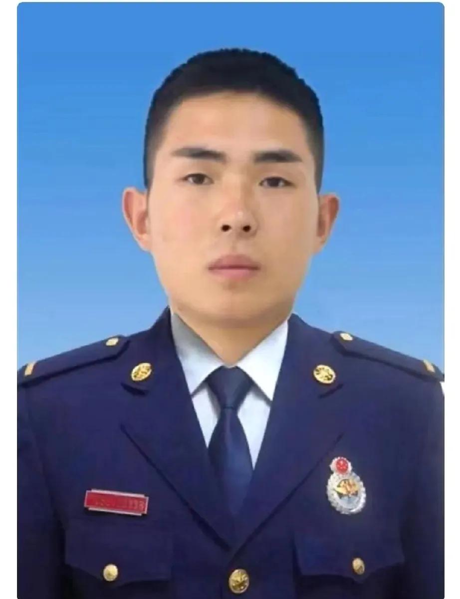 最帅逆行英雄——消防员蔡茂强！
他是四川汶川人！
他9岁时，汶川爆发大地震，他的