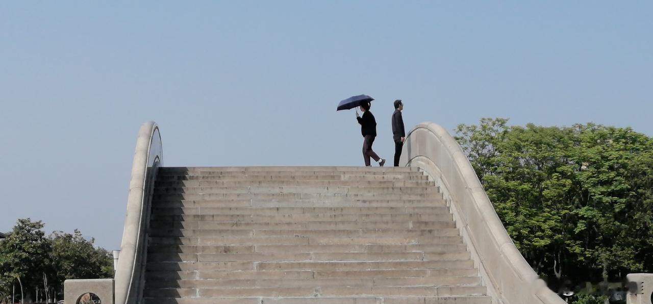 生活一半烟火，一半自愈，成年人的日子，说实话真没有谁过得轻松容易。
每天一早起床