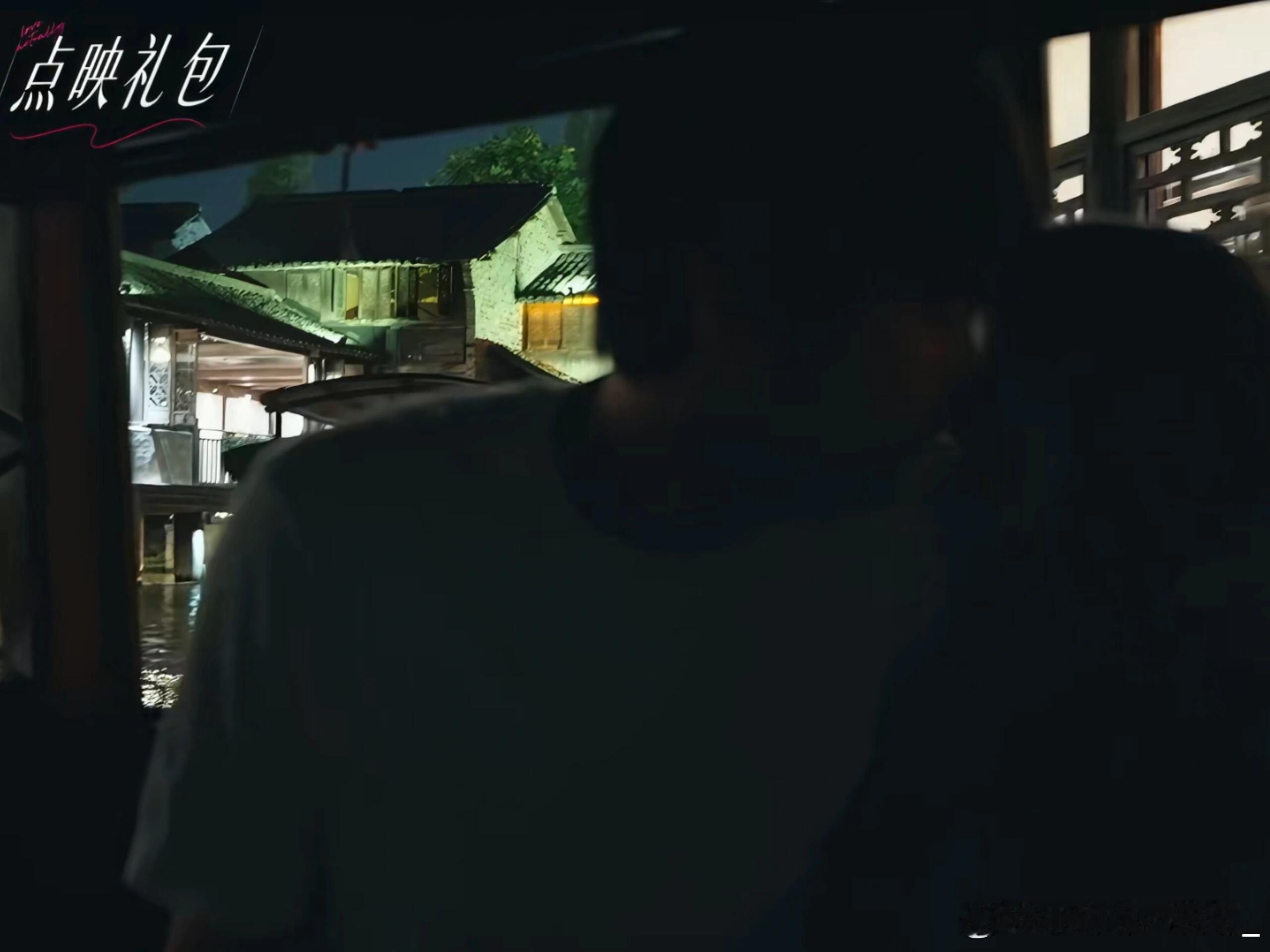对视 靠近 眼神拉丝 老周如愿了之前还羡慕bktt现在你俩最最粘糊了柳柳  周佑