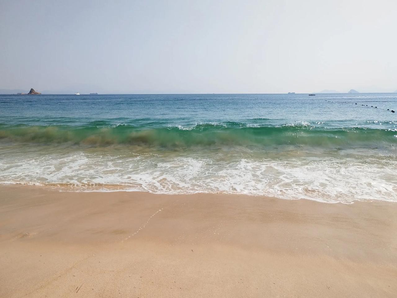 去深圳大梅沙海滩，一定要在天气最好的时候，那时的海水，像琼脂、像果冻，一尘不染，