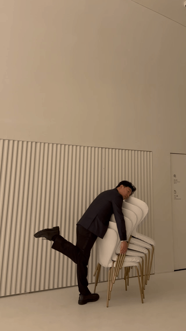 谁给黄渤设计的这个翘腿 这个拍照姿势完全打破了对黄渤的固有印象。他看起来既优雅又