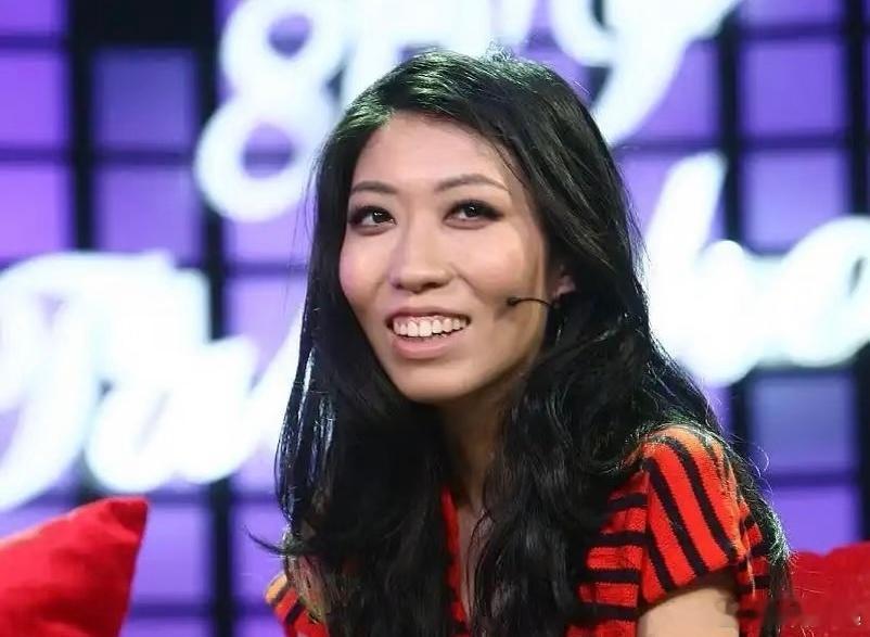 曲婉婷点赞冰雪女王梗别人都冻死，她一个人当公主是吧，不是自曝得乳腺癌吗，祝病魔早