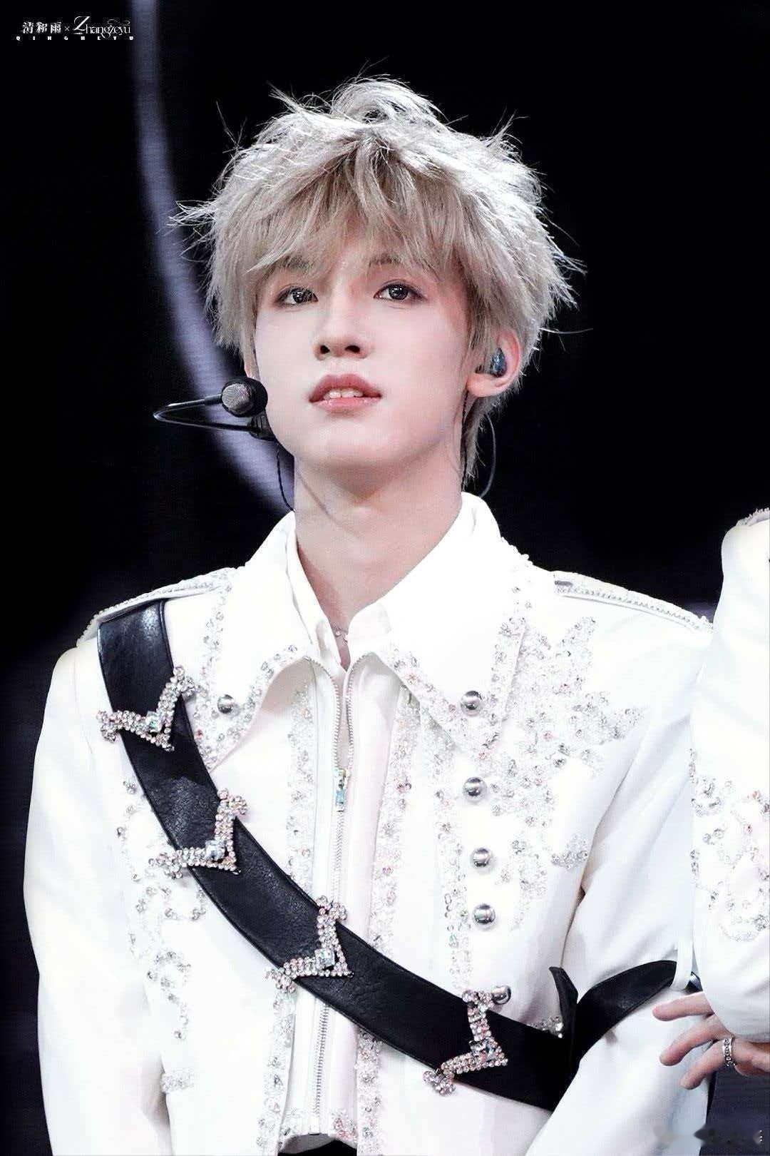 张泽禹脑子借我考资料分析吧 张泽禹新团综又现高能！队友提十万一晚酒店，他秒出一分