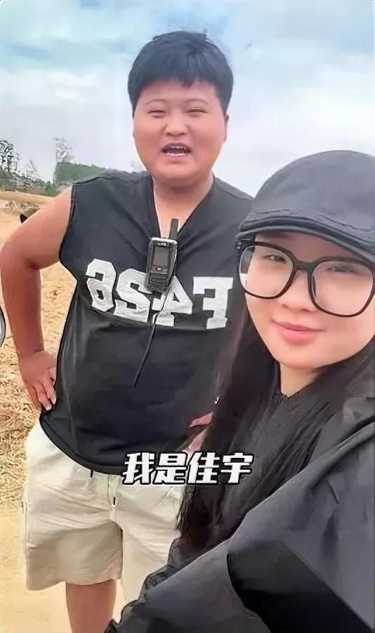 佳宇小两口

这回栽湖北了

还整出个新词你绝对没听过。

就是那个跑跨区农机收
