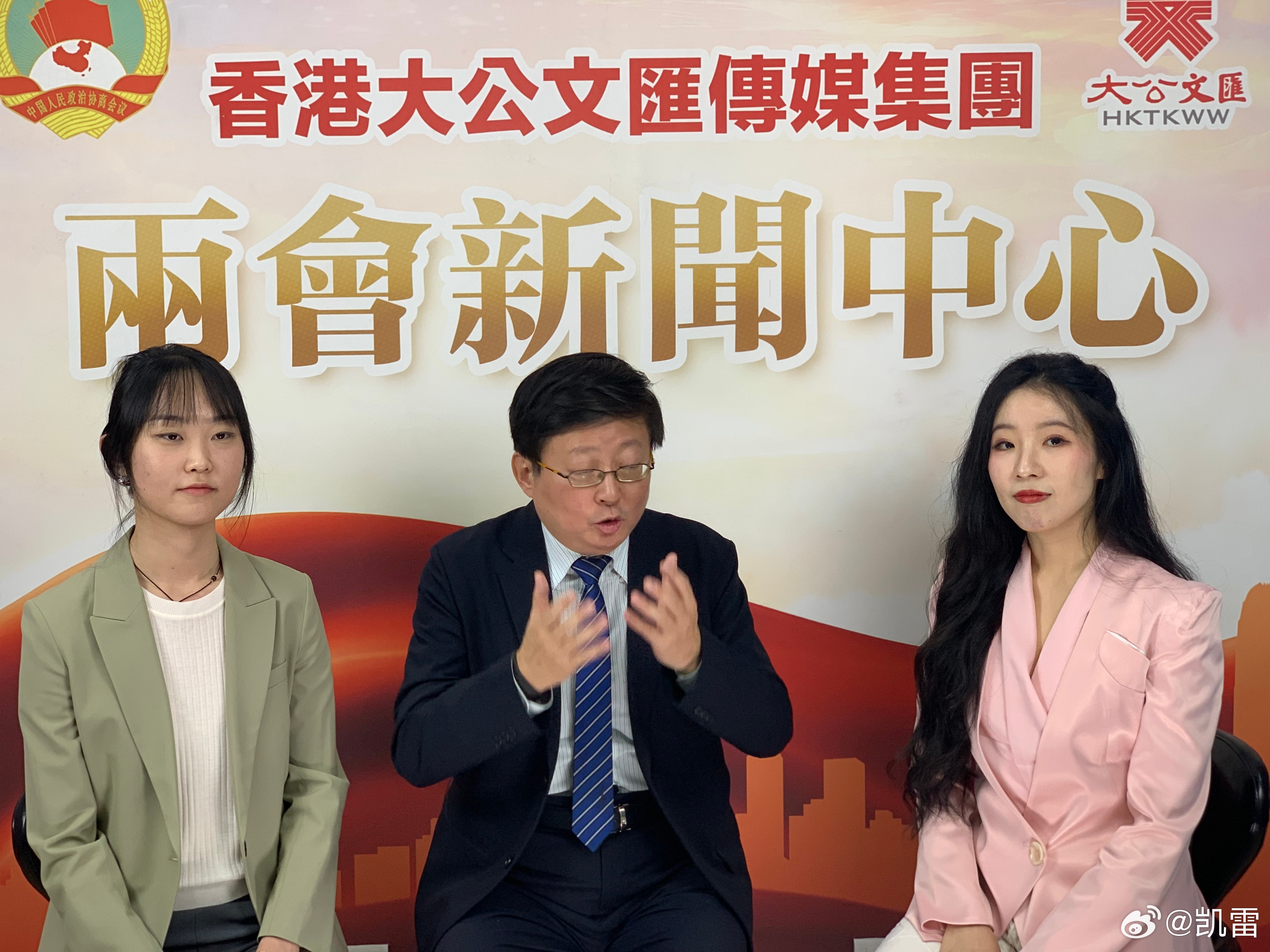 两会新闻中心正在录一个长达三小时的节目⬇️两会观察团文汇看两会两会全接触 北京