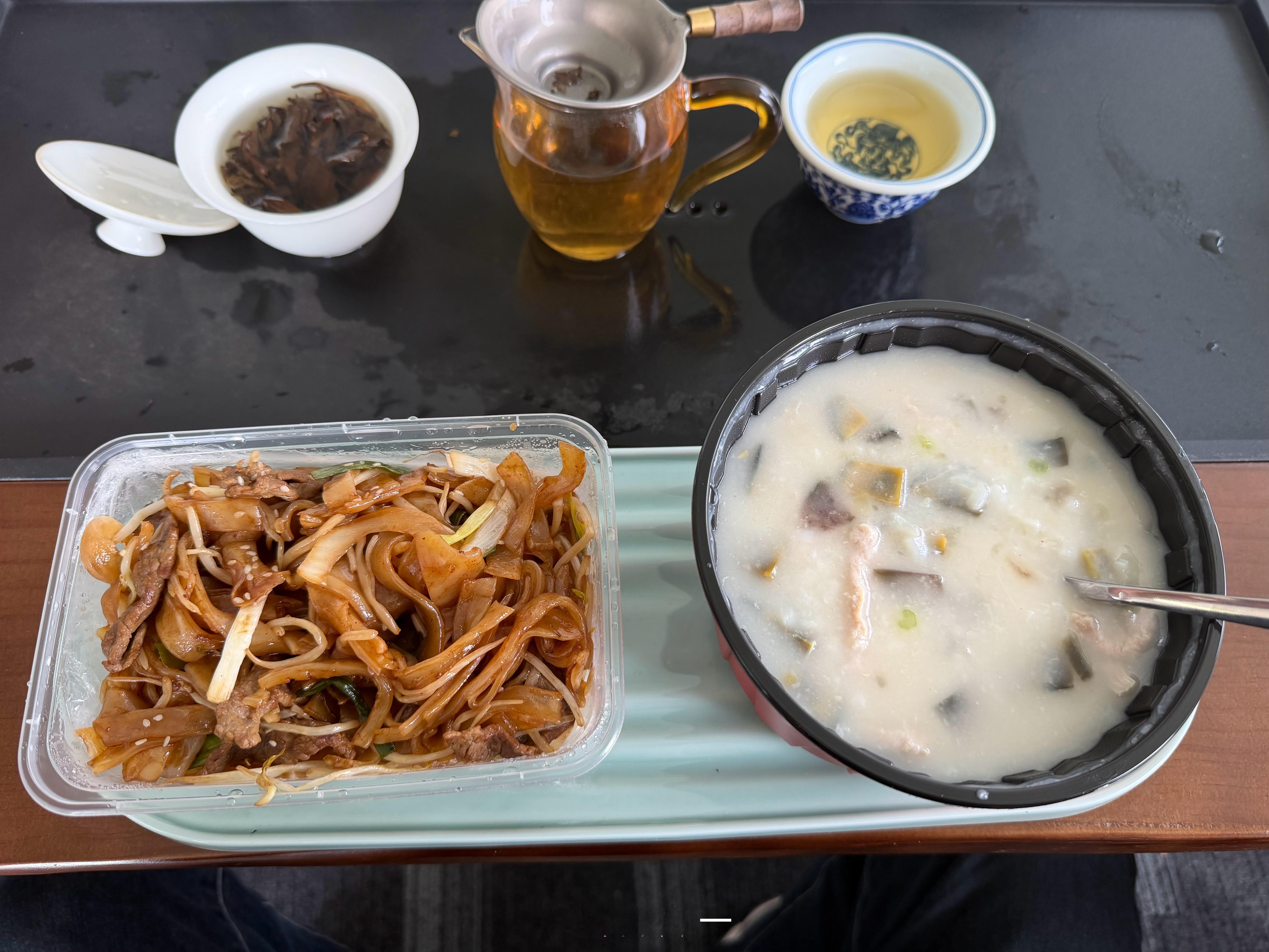 吃完饭下午去青岛市机关开会，说实话我吹了这么多年青岛，给我颁个青岛宣传大使，或者