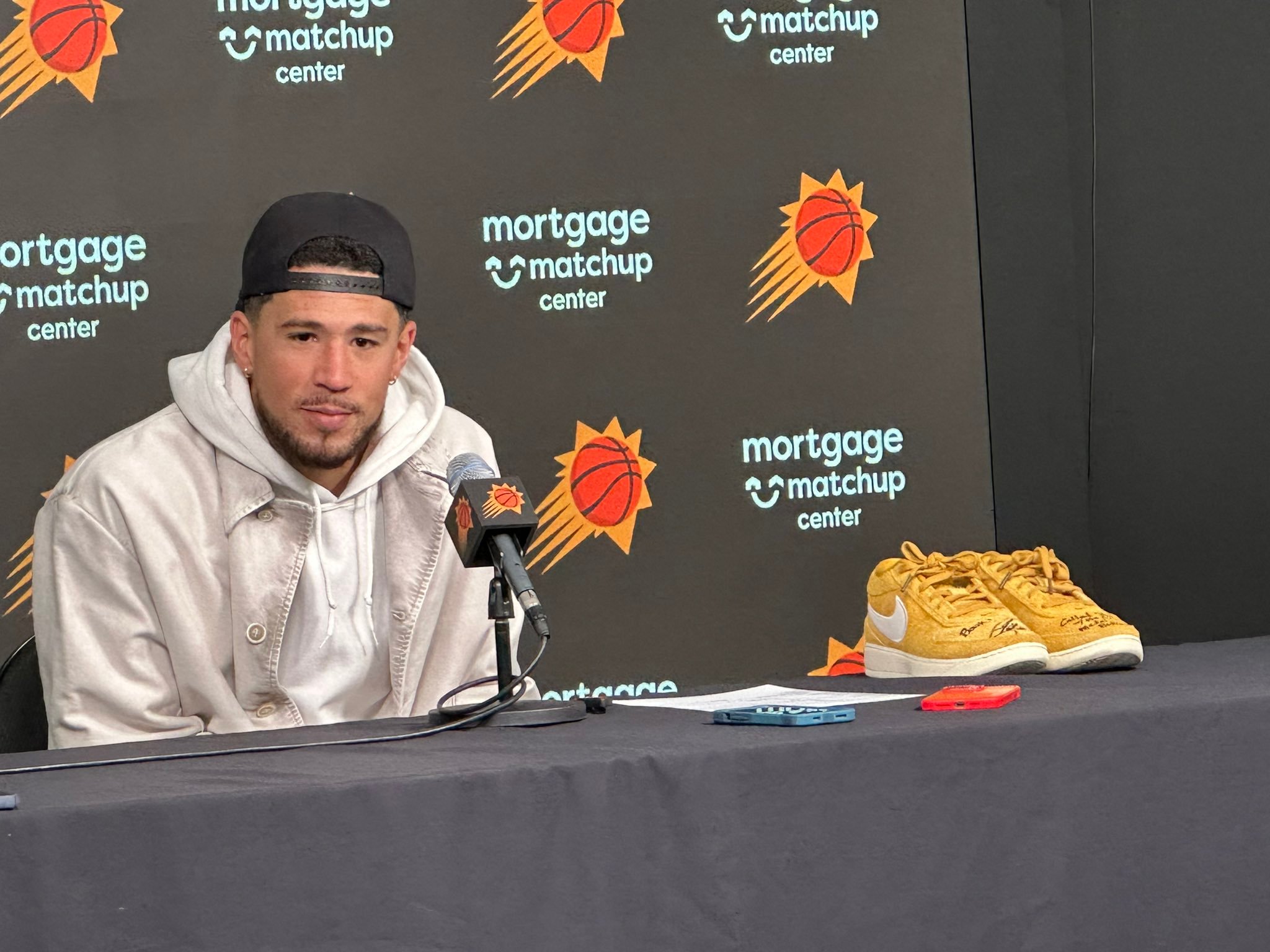 库里今天上脚了两双Book 1，还给布克签了一双鞋，布克这小子开心坏了！   金