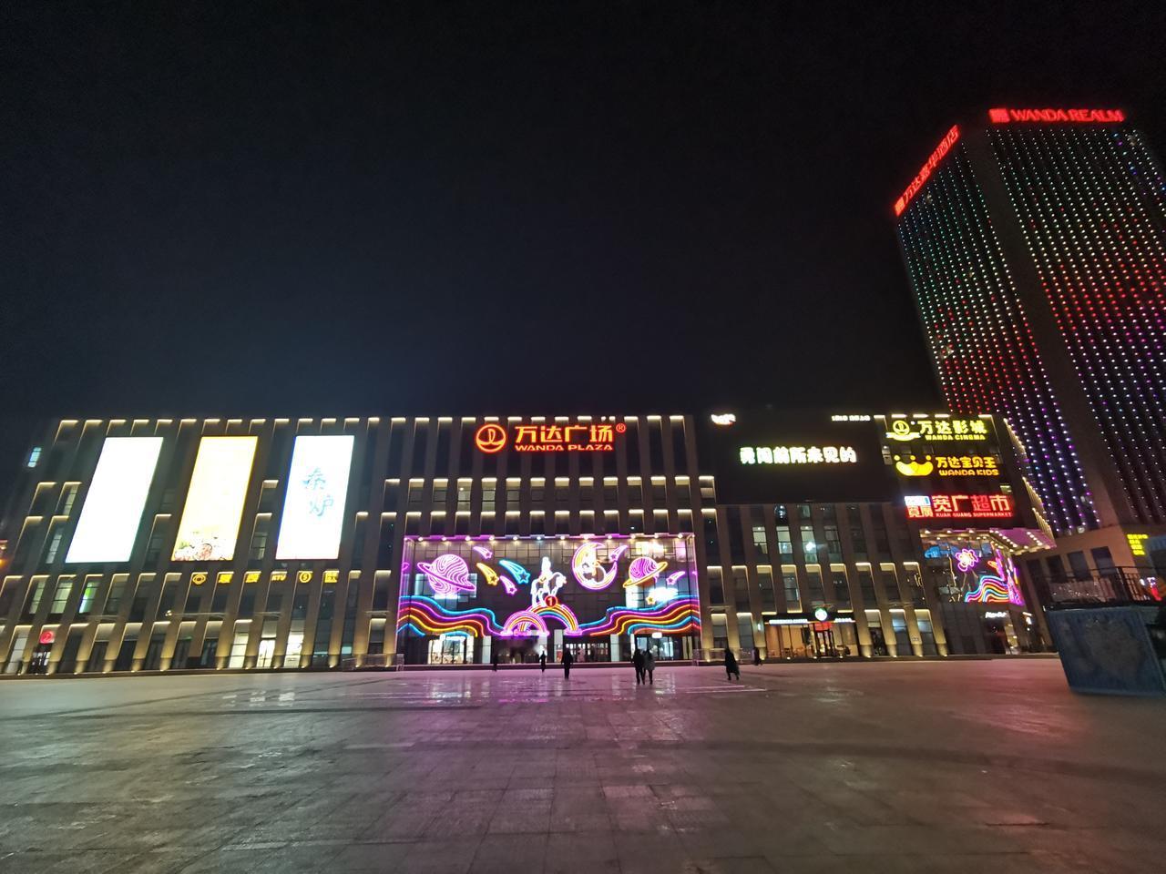 承德的万达广场太小了，面积排最小的第三位，第一是霍尔果斯万达，第二是满洲里万达，