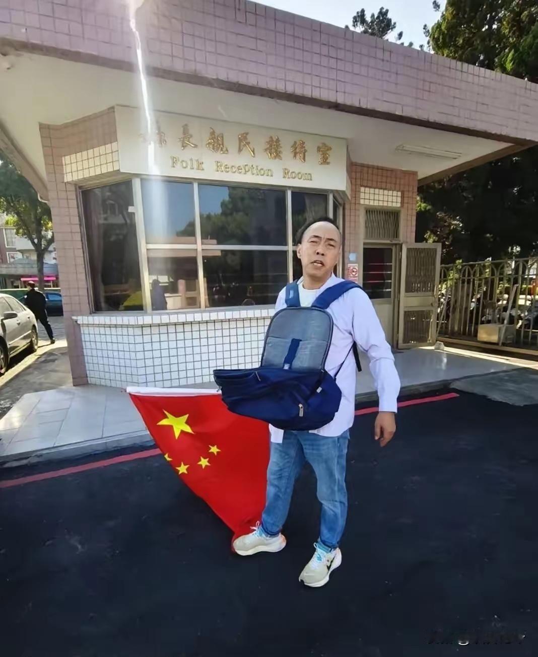 大陆男游客在金门县政府高喊：打倒“台独”！两岸统一！警察把大陆卢姓男游客带回问讯