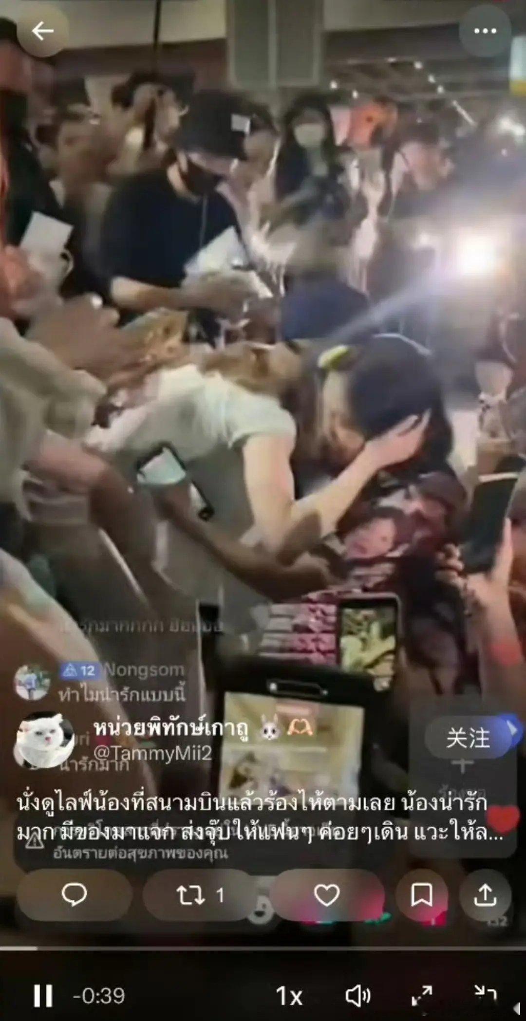 赵露思这是在国外和国内差别对待粉丝嘛？她不在国内混了嘛？ 