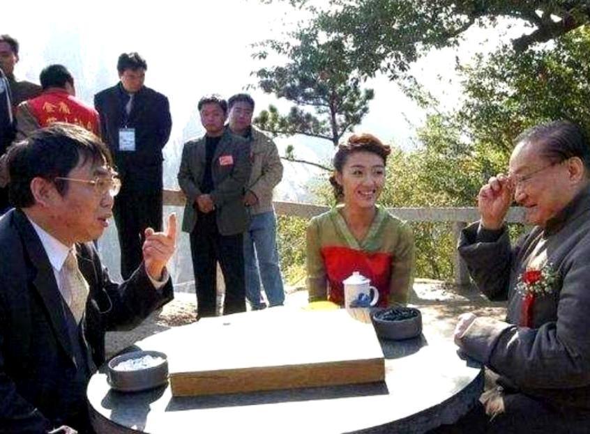 1983年，金庸在家中设宴招待聂卫平。席间保姆端来十五只大闸蟹，聂卫平大快朵颐，