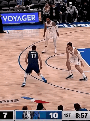 东契奇的打挺适合运动能力普通的人的。晃开后出手。