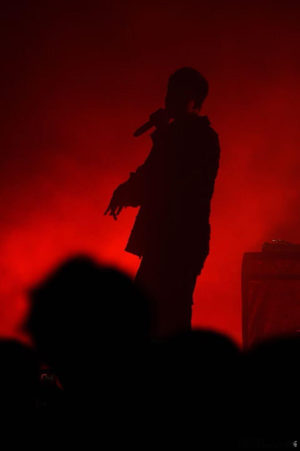 张子豪终于摘帽子了张子豪巡演OutsideIsLava  摘掉所有标签，回归音乐