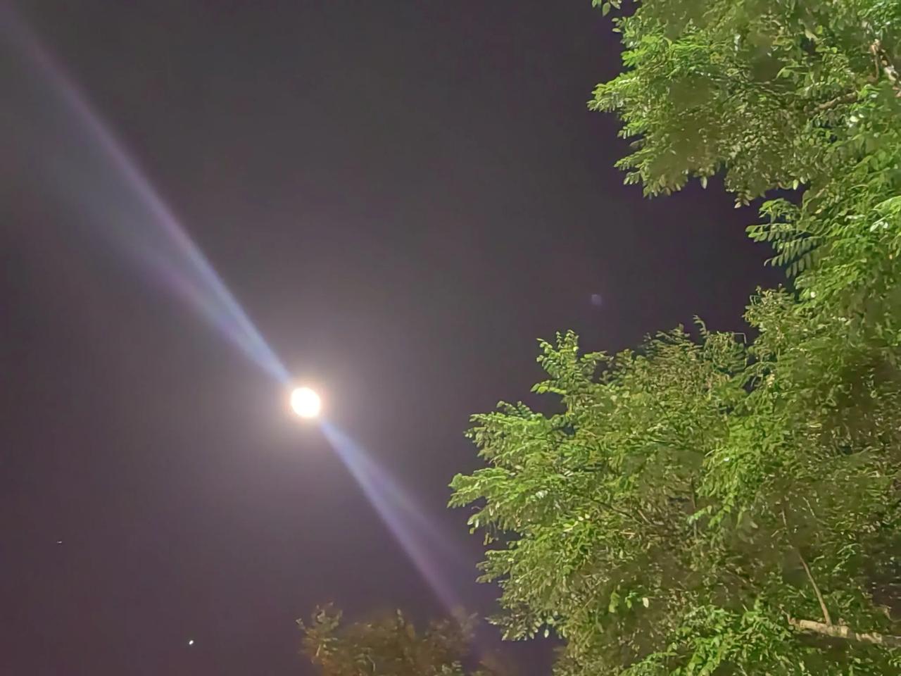 早上晴空万里，傍晚下了小雨，办公室里冷的手指不能打字，晚上又明月当空。