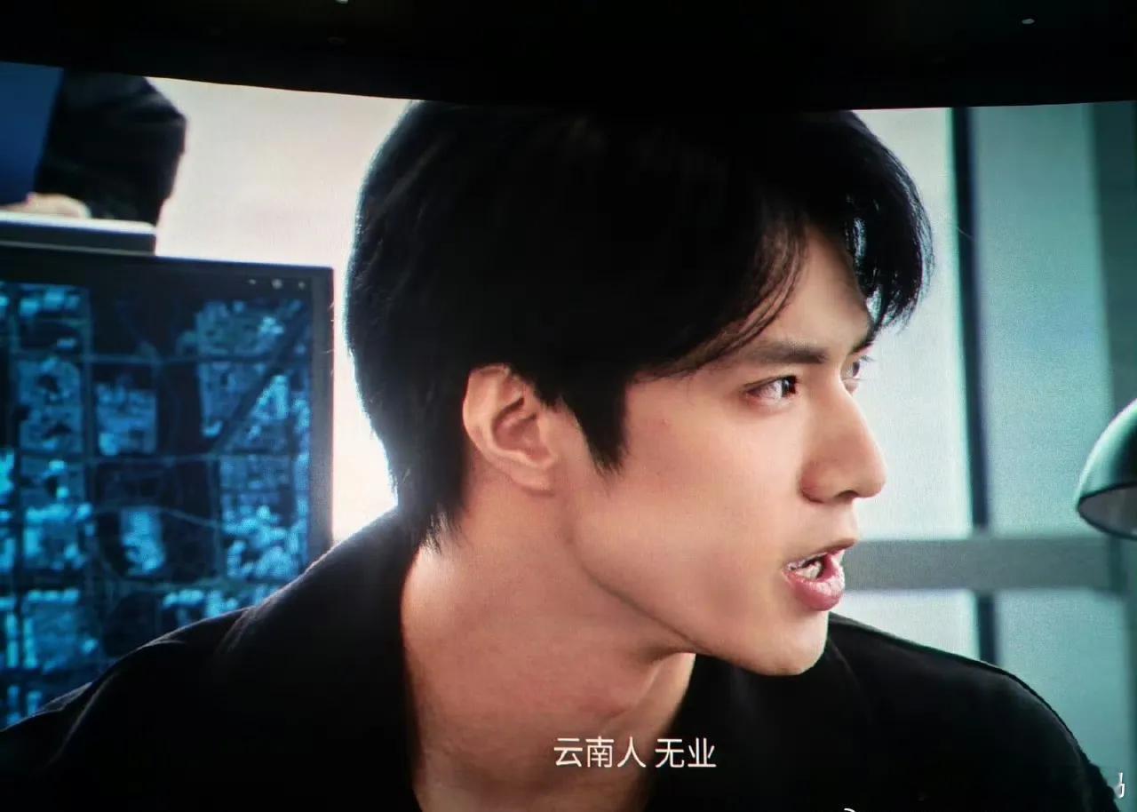 春节档电影《镖人》和《惊蛰无声》正在热播，引发了广泛关注。导演汪海林对刘耀文在这