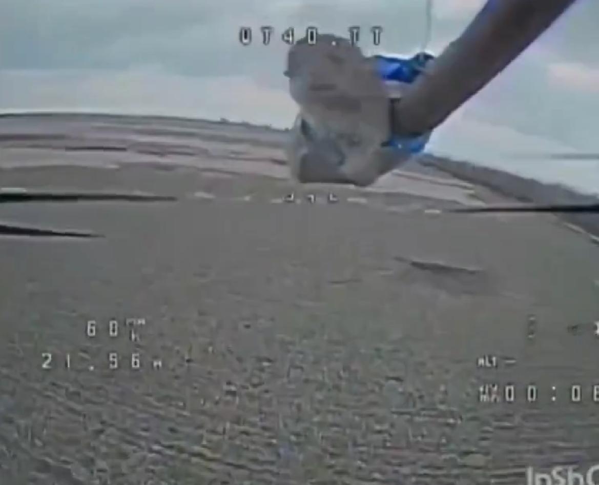 军无人机上，开始绑着小老鼠，这小老鼠是可以起到制导作用吗？前线俄军战壕里，到处都