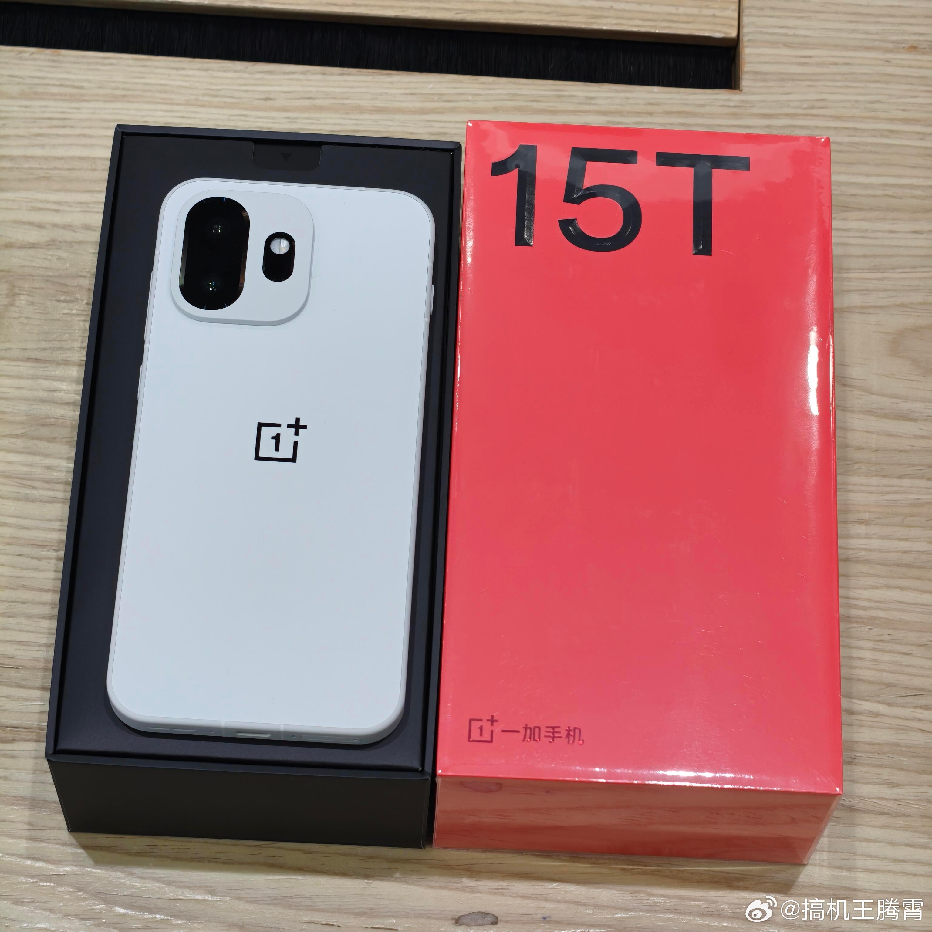 好家伙，竟然有网友在线下看到一加15T真机了，白色和绿色看起来都不错啊，白色很正