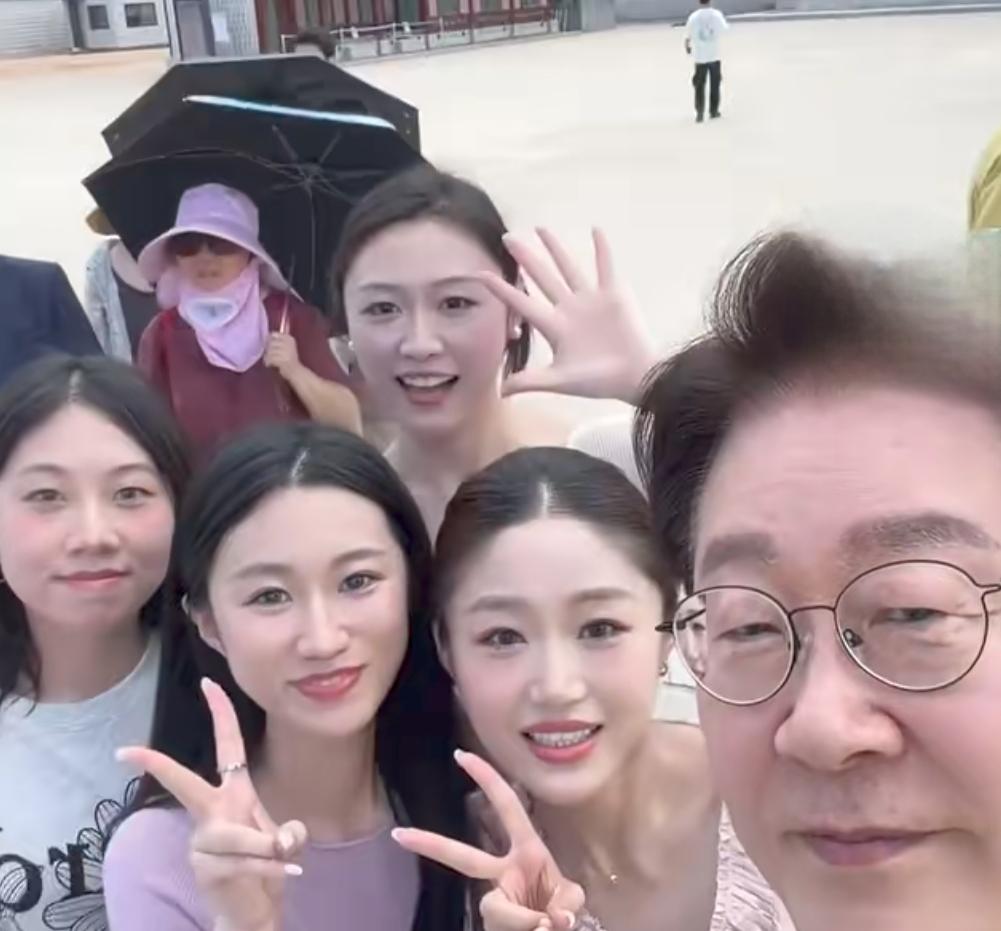 韩国的李总统确实非常平易近人，在景区看到中国游客，提出合影的请求，他没有拒绝，像