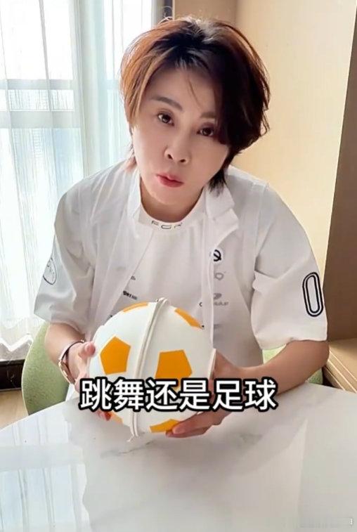王濛说要是不去滑冰肯定是踢球去了王濛说跳舞和足球都是手拿把掐的事没想到王濛还有这
