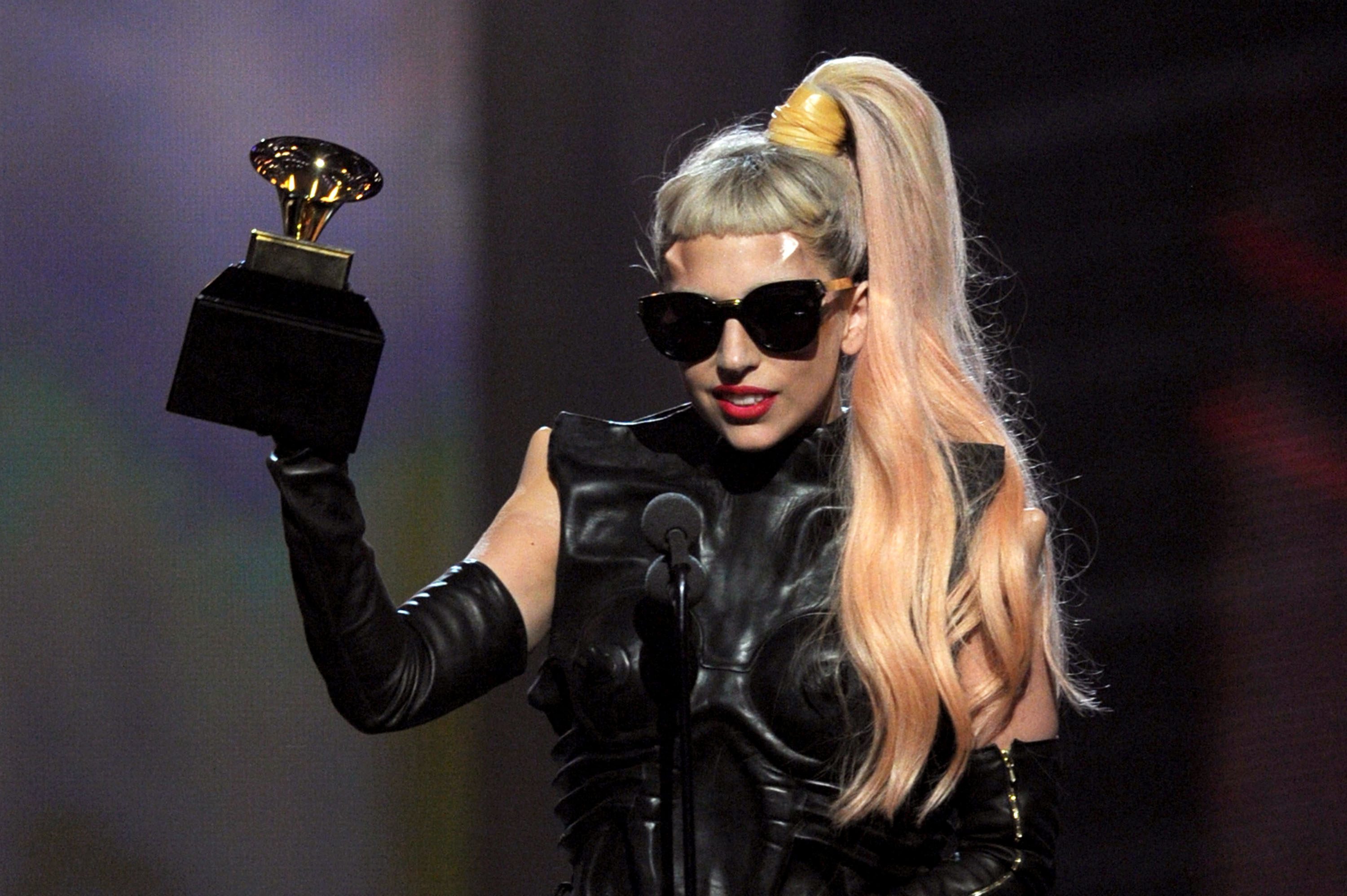 2011年格莱美，Lady Gaga 穿古董Mugler 登台领奖，非常女王的一