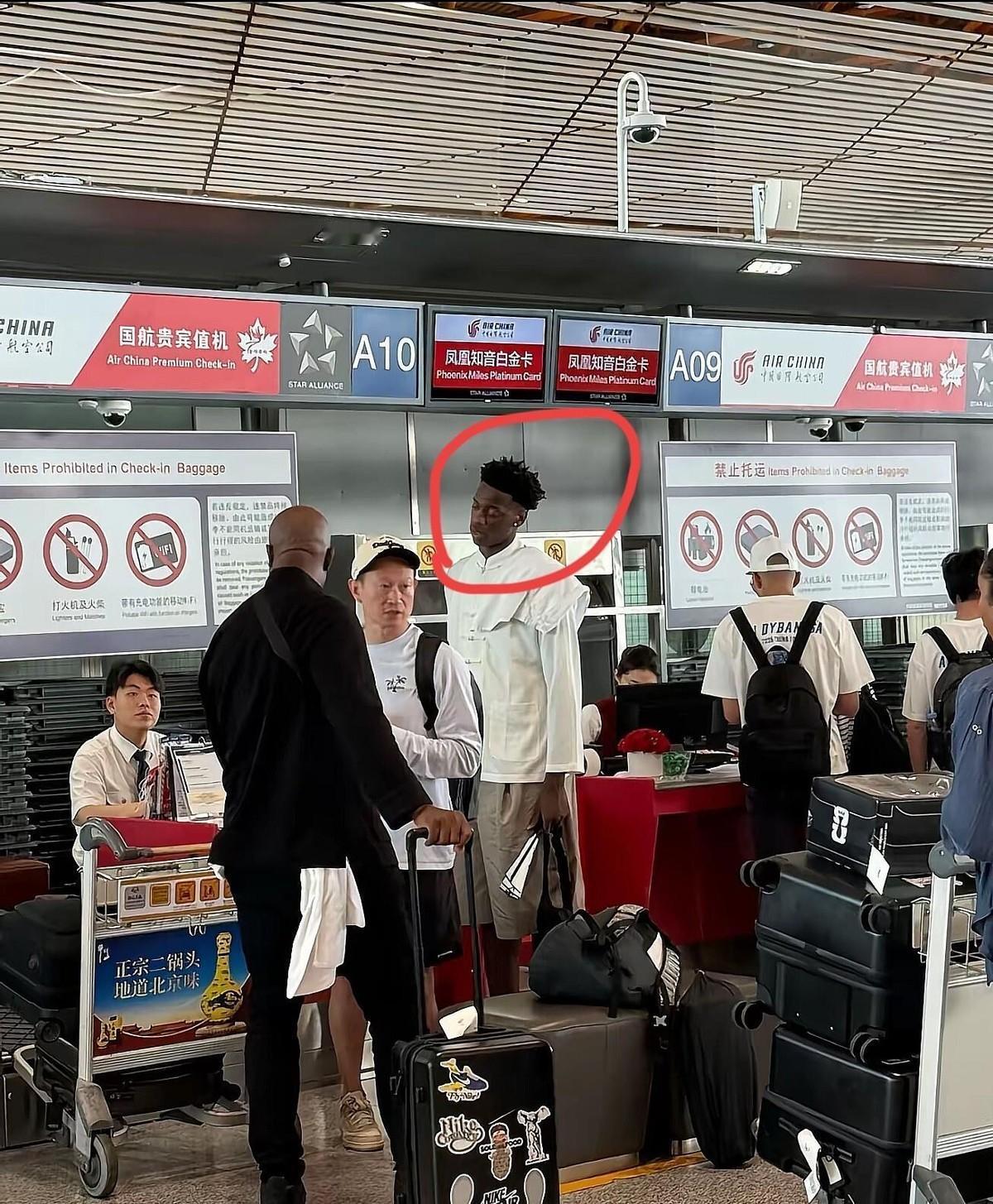 他签了50万美金，主办方却说“不给钱就不来”？这事儿听着像段子，可真有人信了。迪
