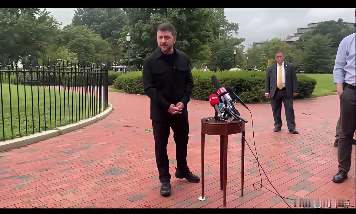 收手吧！别在满世界“逃荒要饭”了！
下辈子，还是坐回去当演员好！