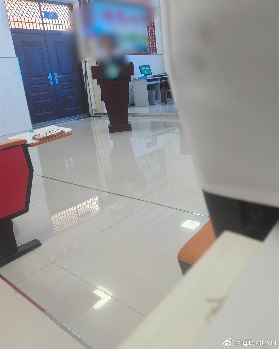 好搞笑啊一会儿要站在这个里假装大人啊 