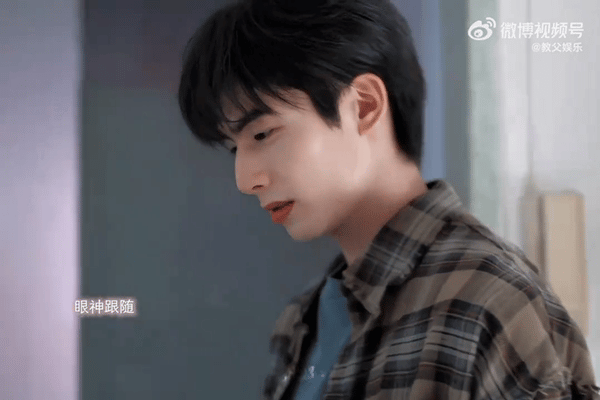 张婧仪苗靖第一次把口红擦了又涂为游乐园约会，苗靖对着镜子来回调整唇色，藏不住心底