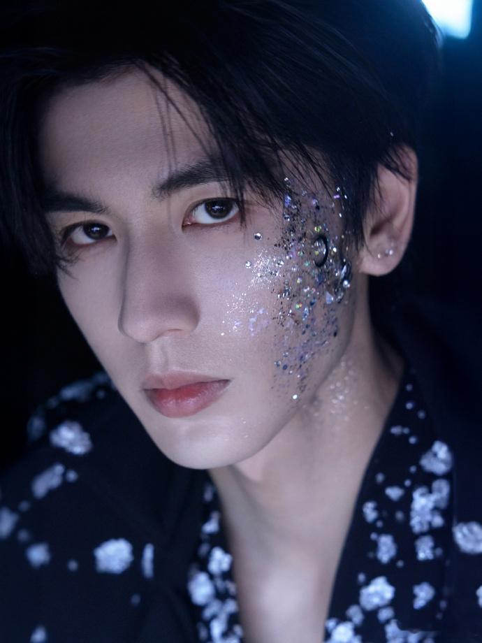 张凌赫ELLE盛典海边高定造型张凌赫在 ELLE风尚大典海边高定造型，海边下雪大