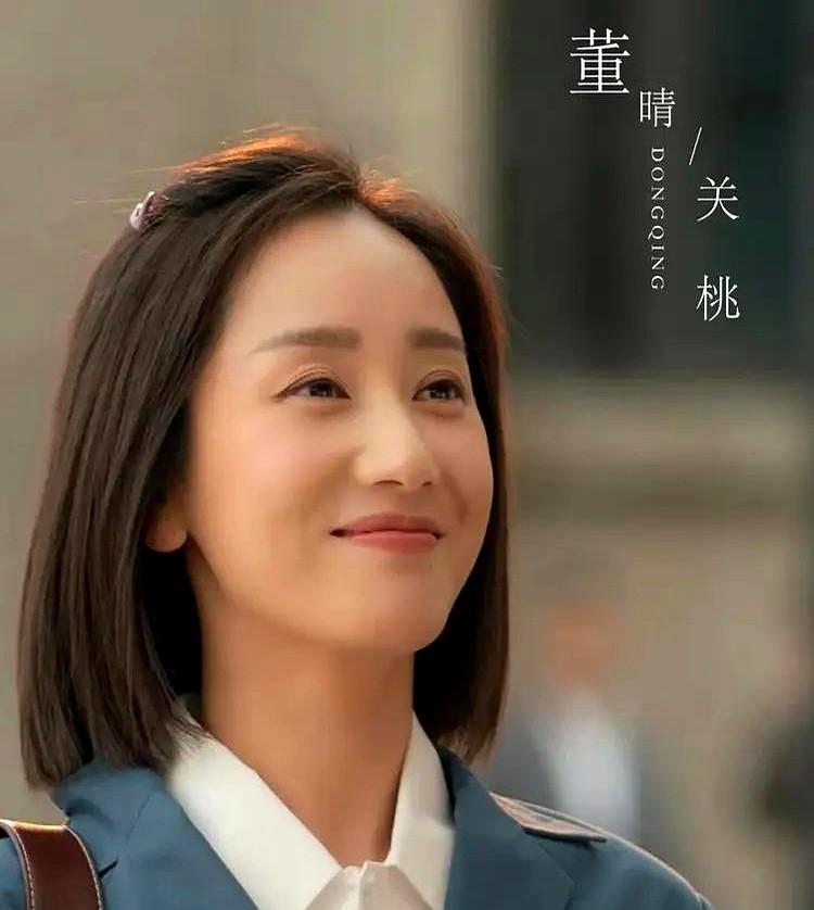 手握一堆国民爆款，出道18年，你可能还是叫不出她的名字。

她就是董晴。从《最好