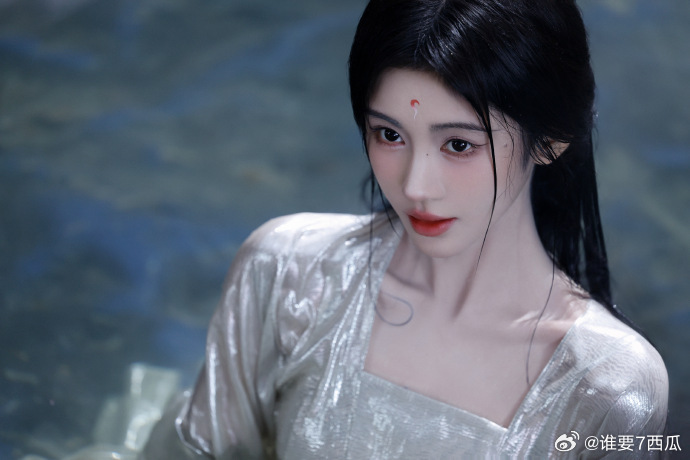 鞠婧祎首位演员热度值定档破9800万 月鳞绮纪刚一定档，鞠婧祎就直接把热度值干到