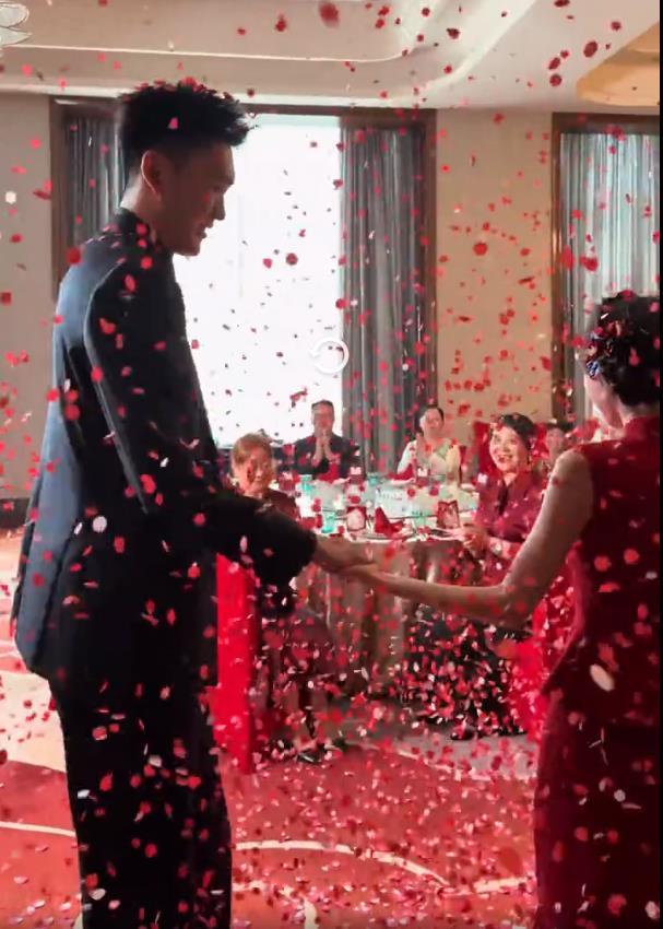 刘雁宇也在休赛期订婚了，和他一拨的鄢手骐、俞泽辰、吴昌泽也都找到了人生伴侣，看来